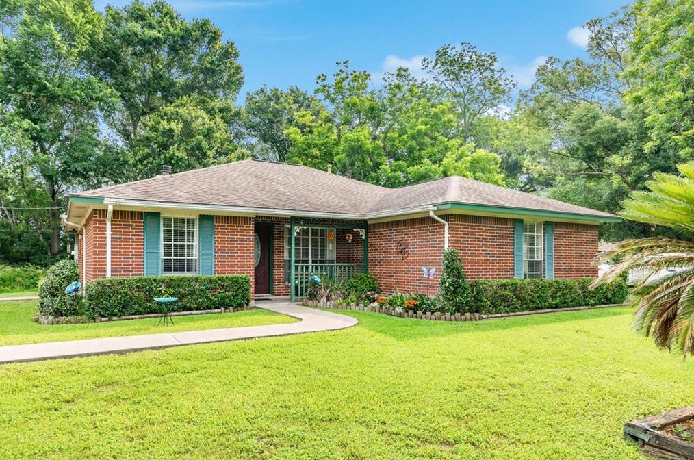 1 Piney Way, Angleton, TX 77515-3112