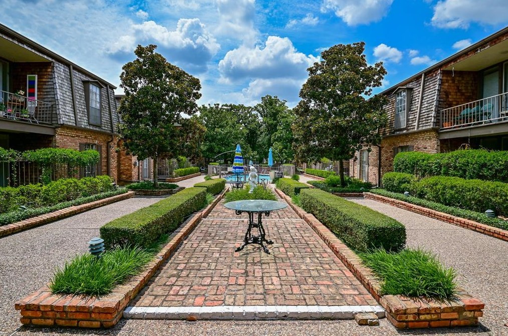 5353 Institute Ln Apt 12, Houston, TX 77005