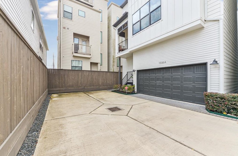 1038 W 15th 1/2 St, Houston, TX 77008