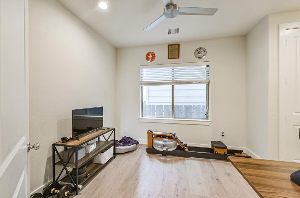 1038 15th 1/2 St, Houston TX  77008-3416 exterior