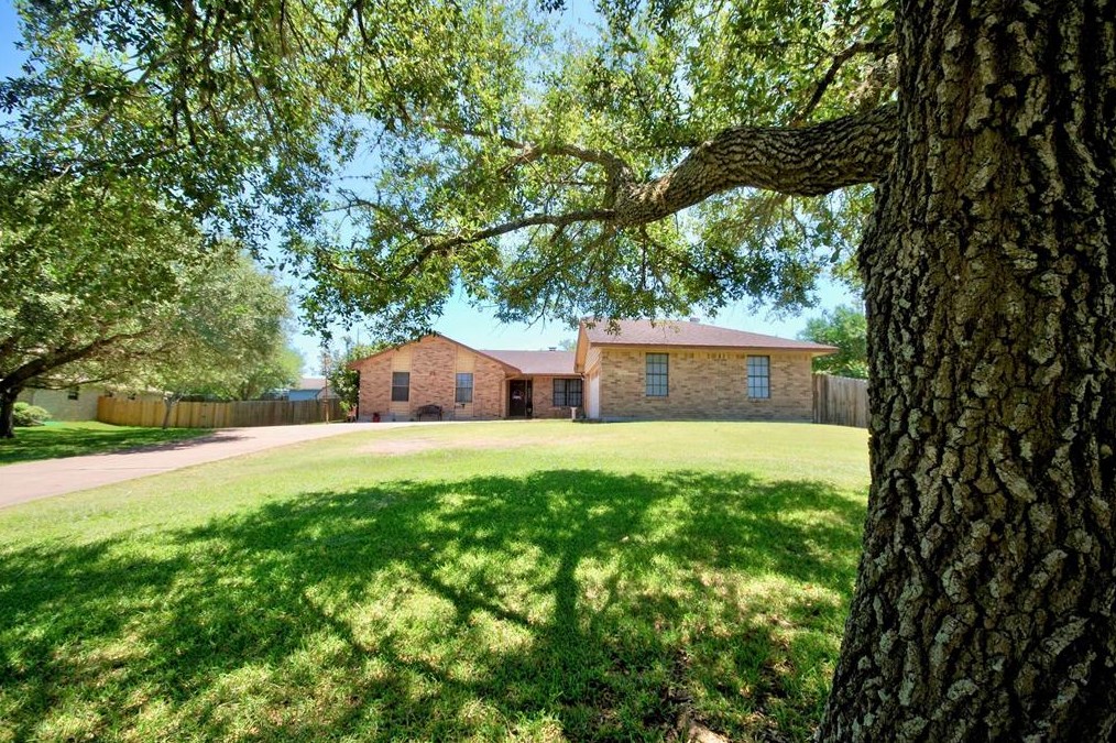 23 Creekwood Dr, Engle, TX 78956-1212