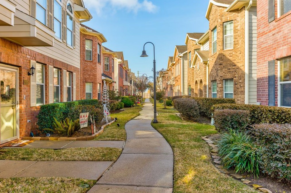 1927 Kemah Village Dr, Kemah, TX 77565