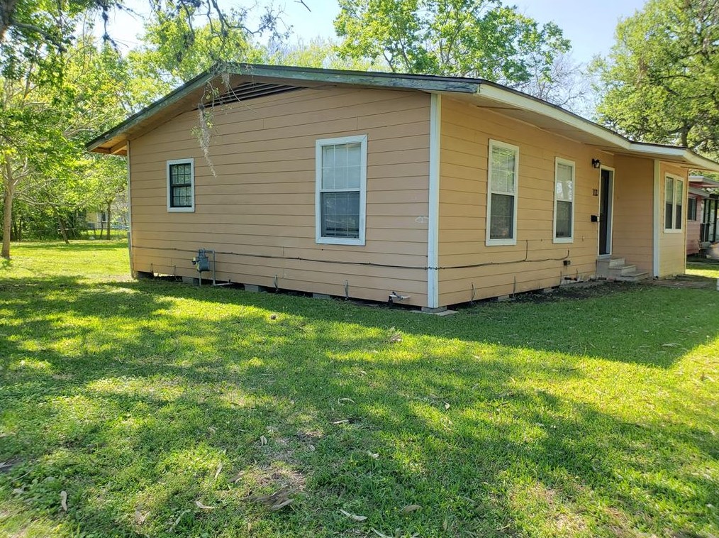 112 Cherry St, Richwood, TX 77566