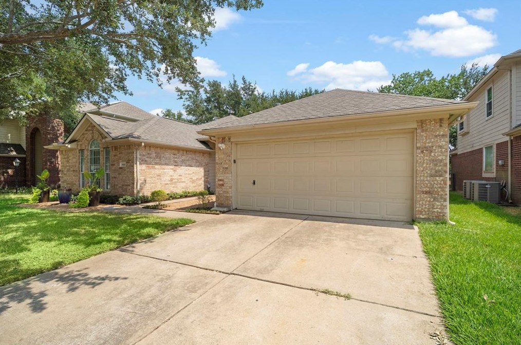 8818 Gas Light Village Dr, Houston, TX 77095