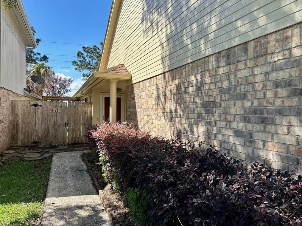 951 Green Meadow St, Beaumont, TX 77706