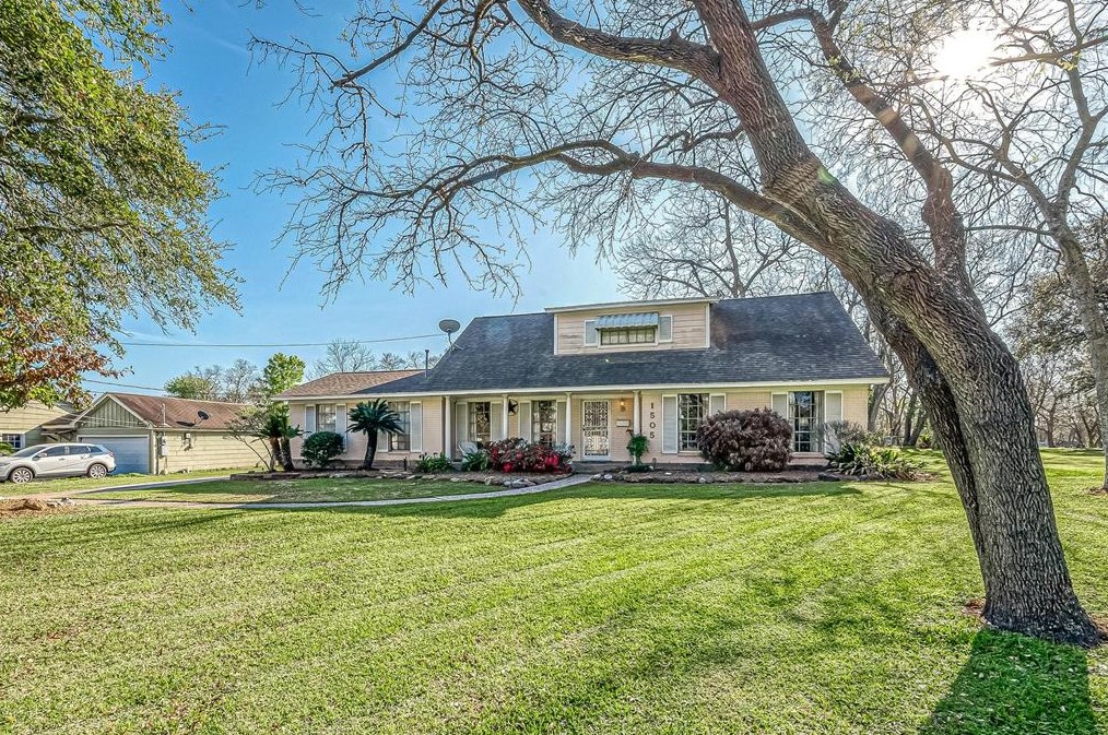 1505 Missouri St, Baytown, TX 77520-6617
