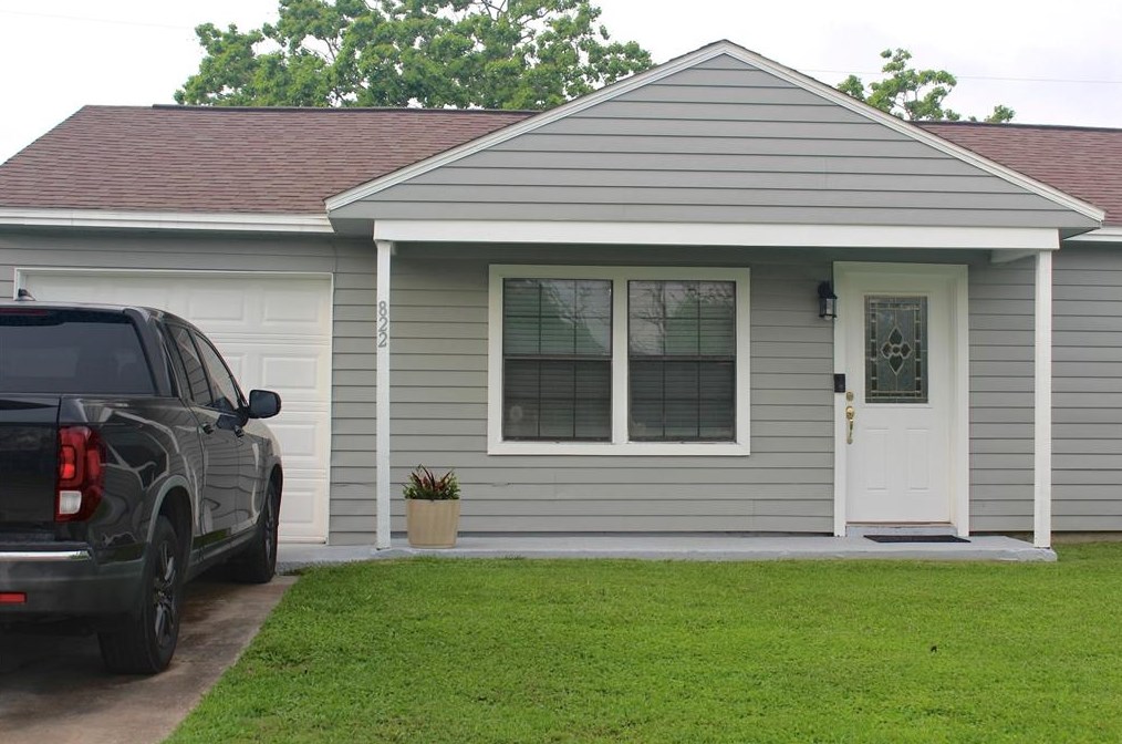 822 W 10th St, Jones Creek, TX 77541