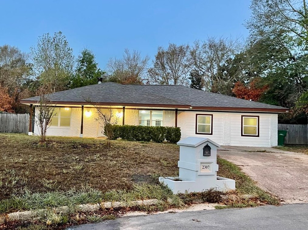 2307 N Thompson St, Conroe, TX 77303