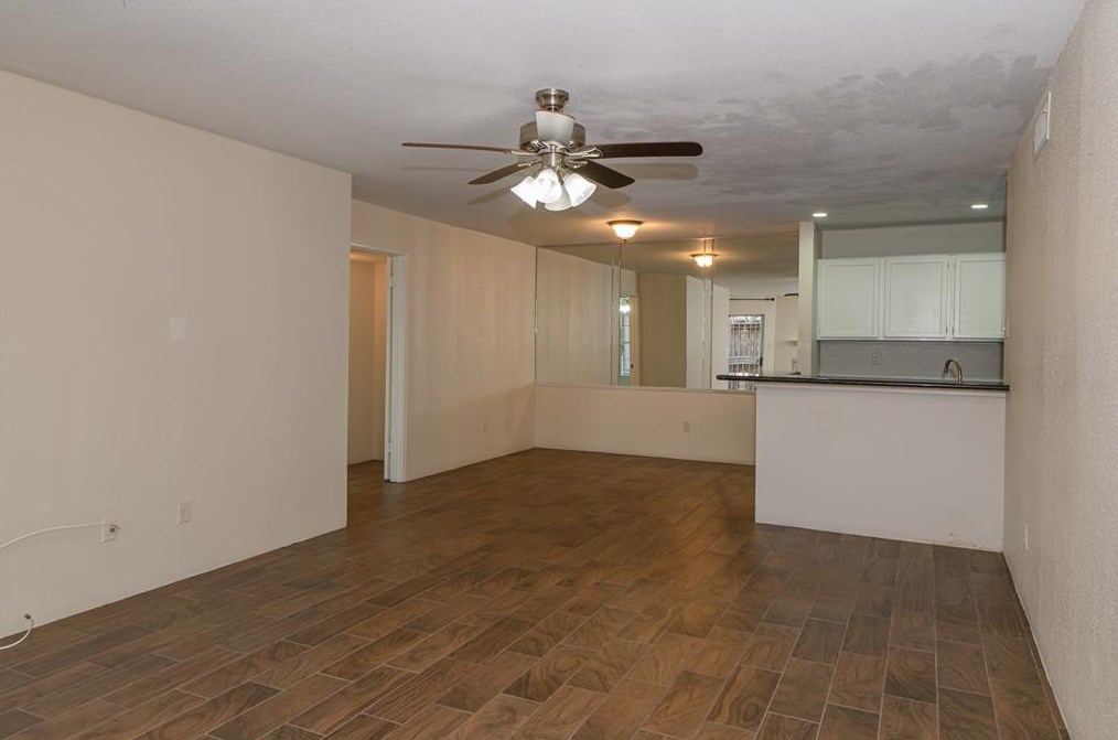 8271 Creekbend Dr, Houston TX  77071-1136 exterior