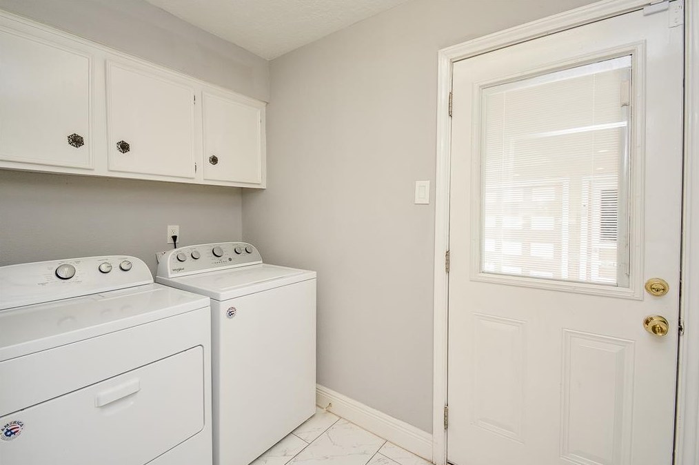 1727 Ashford Holw Ln, Houston TX  77077-5814 exterior