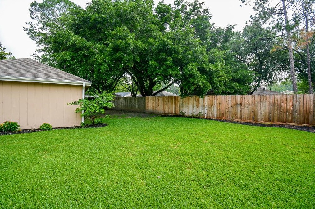 1727 Ashford Holw Ln, Houston TX  77077-5814 exterior