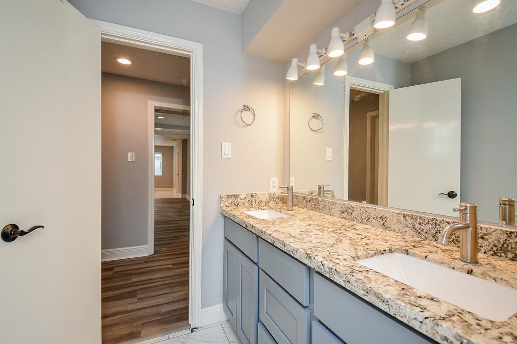 1727 Ashford Holw Ln, Houston TX  77077-5814 exterior