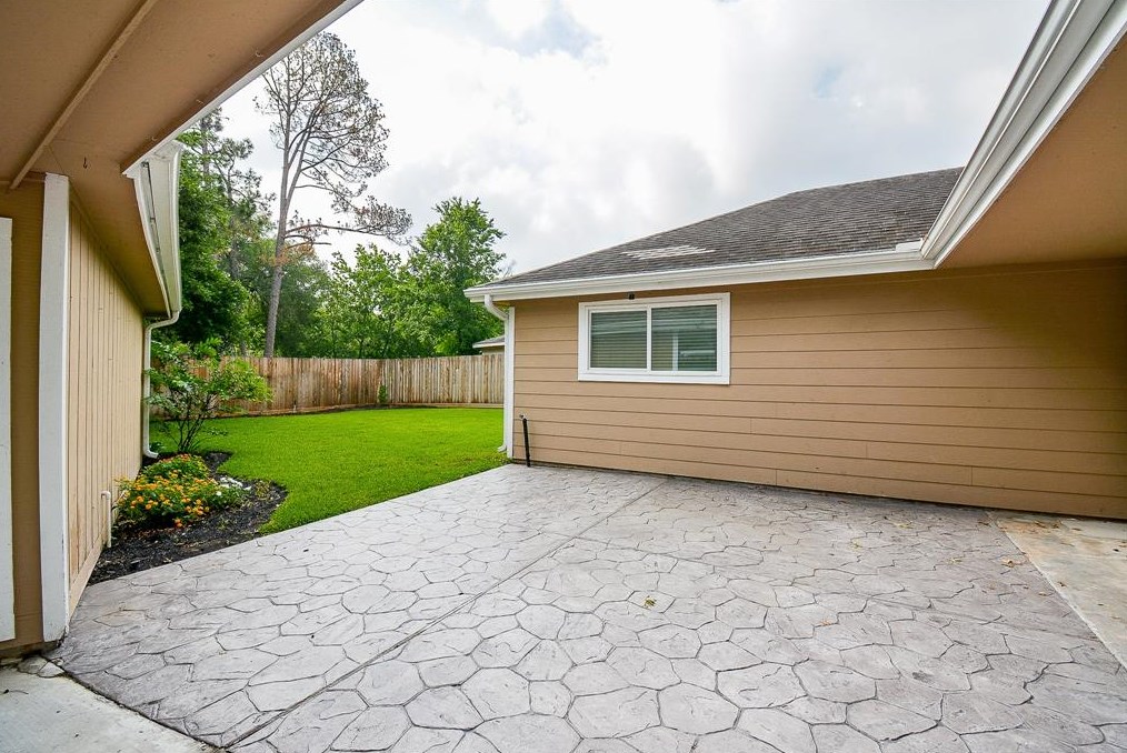 1727 Ashford Holw Ln, Houston TX  77077-5814 exterior