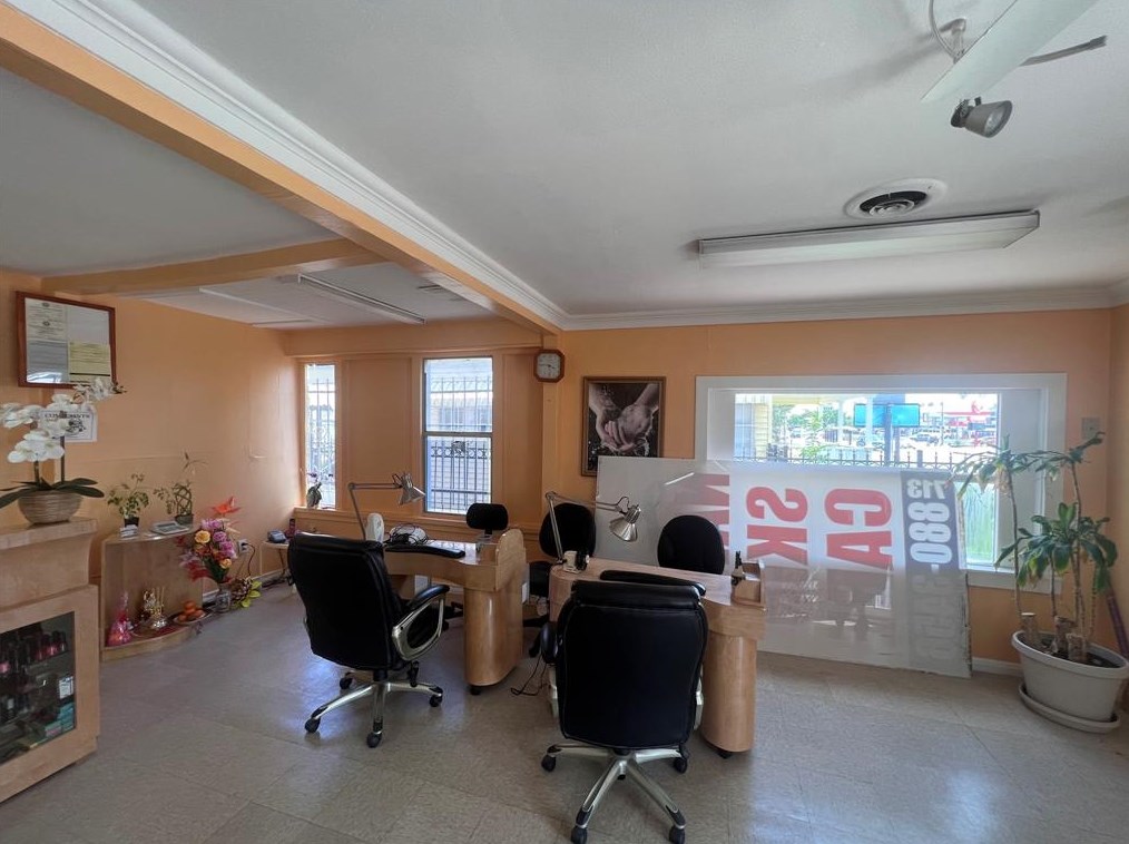 1124 Shepherd Dr, Houston TX  77007-5428 exterior