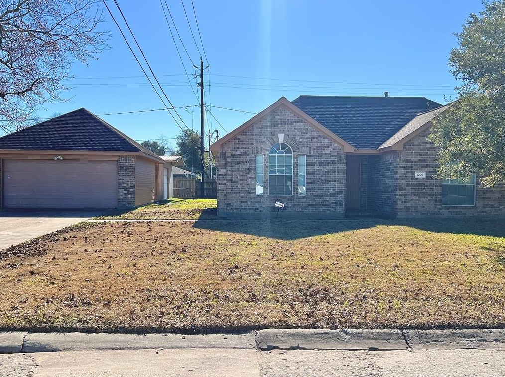 1009 S Shepherd Dr, Baytown, TX 77520