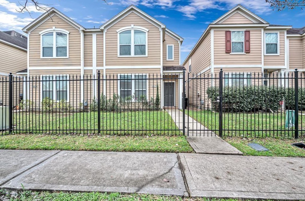 8019 Ellinger Ln, Houston, TX 77040