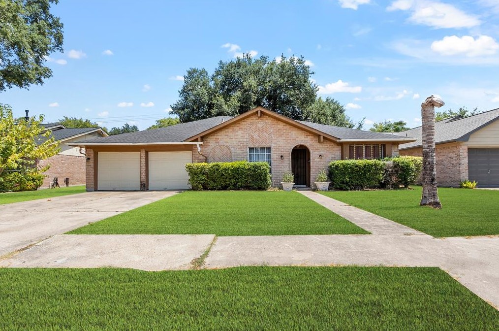 11019 Silkwood Dr, Houston, TX 77031-2219