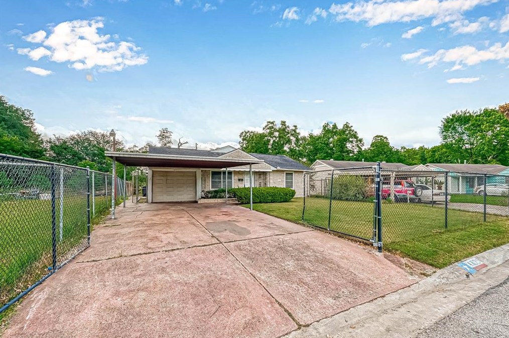 4870 Clover St, Houston, TX 77033