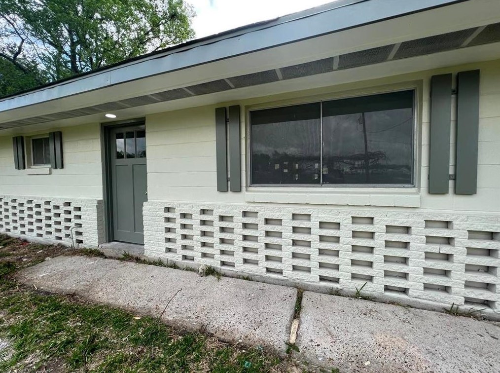 208 Jones Rd, Highlands, TX 77562