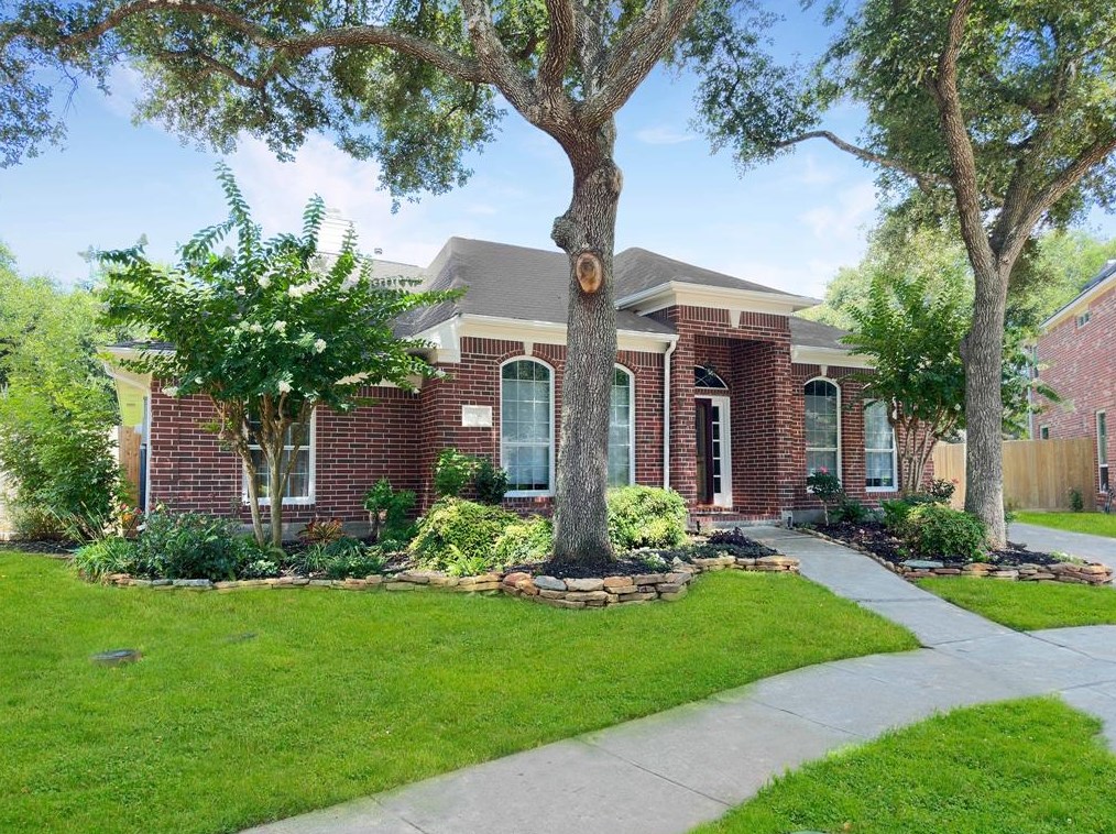 105 Casual Shore Ct, League City, TX 77573