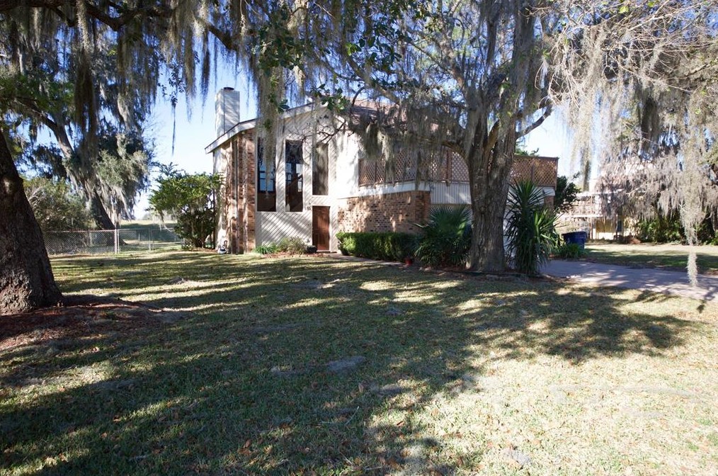 315 Twin Lakes Blvd W, West Columbia, TX 77486