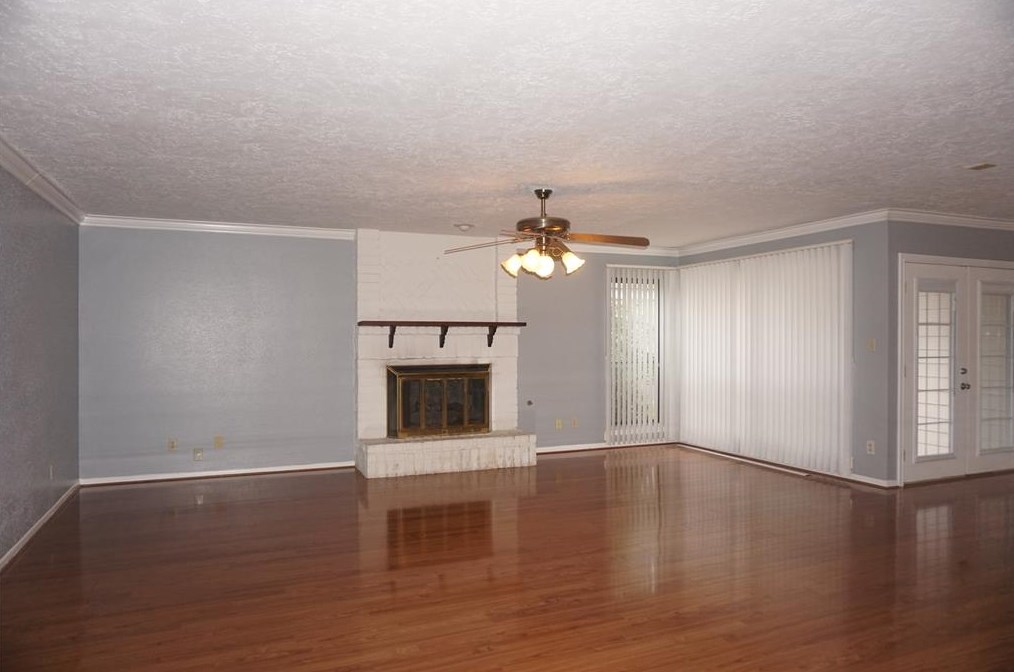 15418 Pleasant Valley Rd, Houston, TX 77062