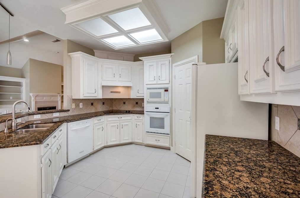 6910 Queensclub Dr, Houston TX 77069-1204 exterior