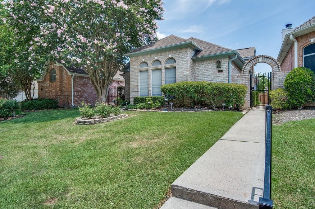 6910 Queensclub Dr, Houston, TX 77069-1200