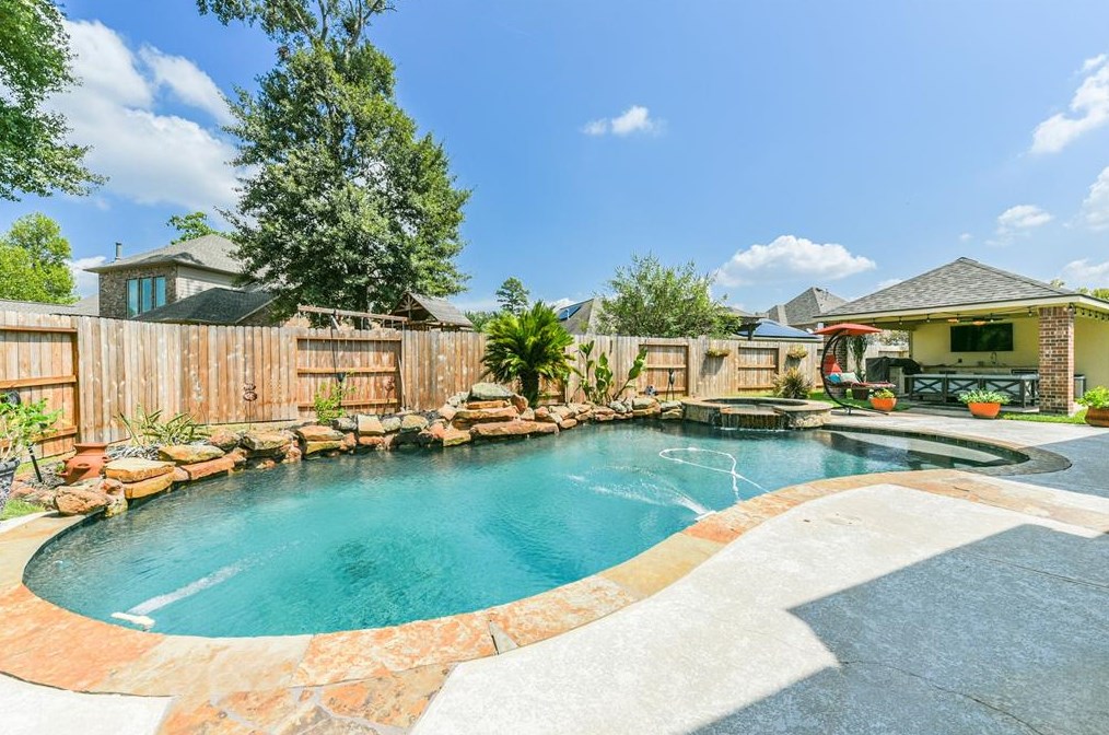 14007 Lake Benbrook Dr, Houston, TX 77044-5798