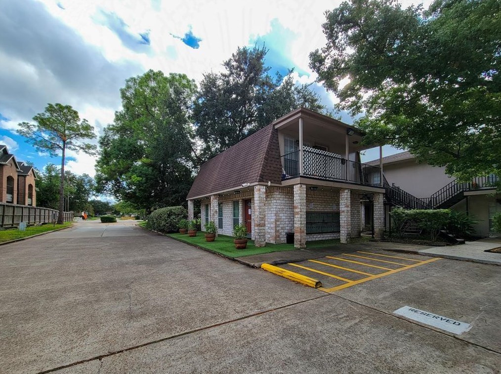 821 E House St #104, Alvin, TX 77511