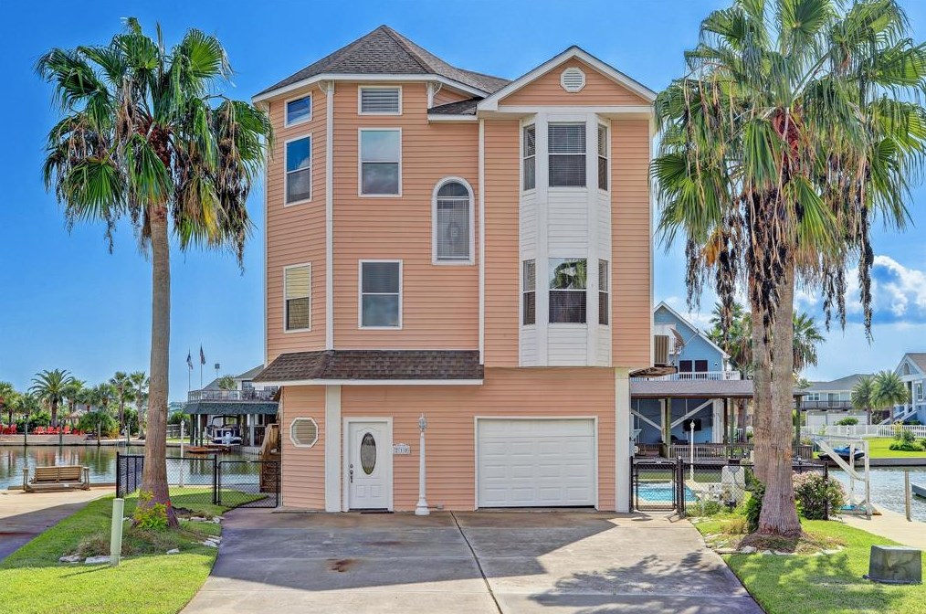 210 Easterly Dr, Galveston, TX 77554