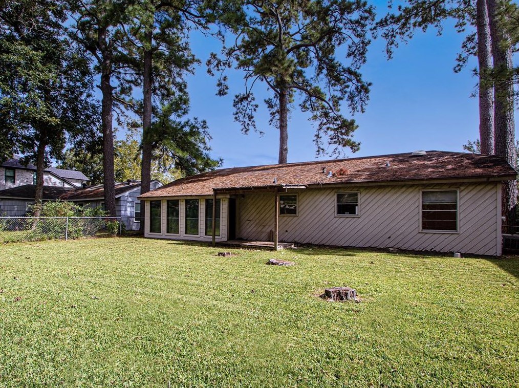1613 Pine Chase Dr, Houston, TX 77055-3445