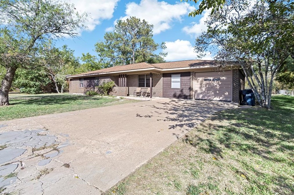1213 Haines Dr, College Station, TX 77840-4321