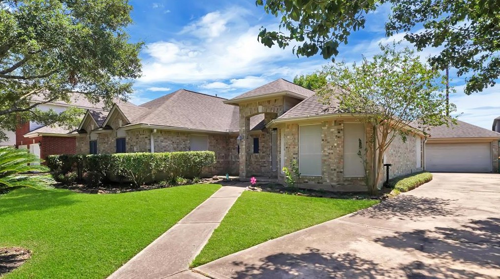 3412 Glastonbury Dr, Pearland, TX 77581
