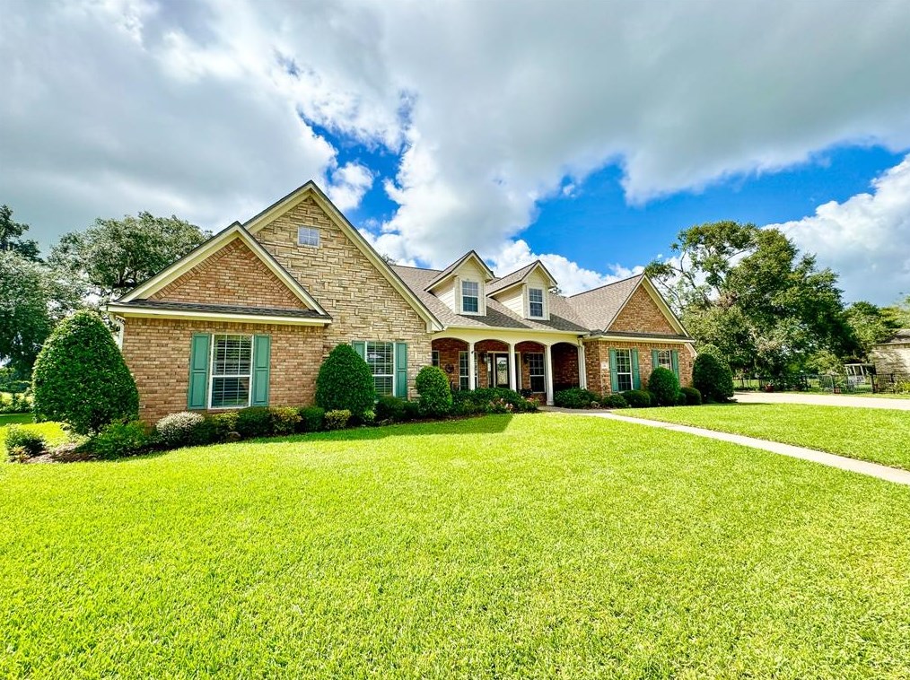 14 Evergreen Ln, West Columbia, TX 77486