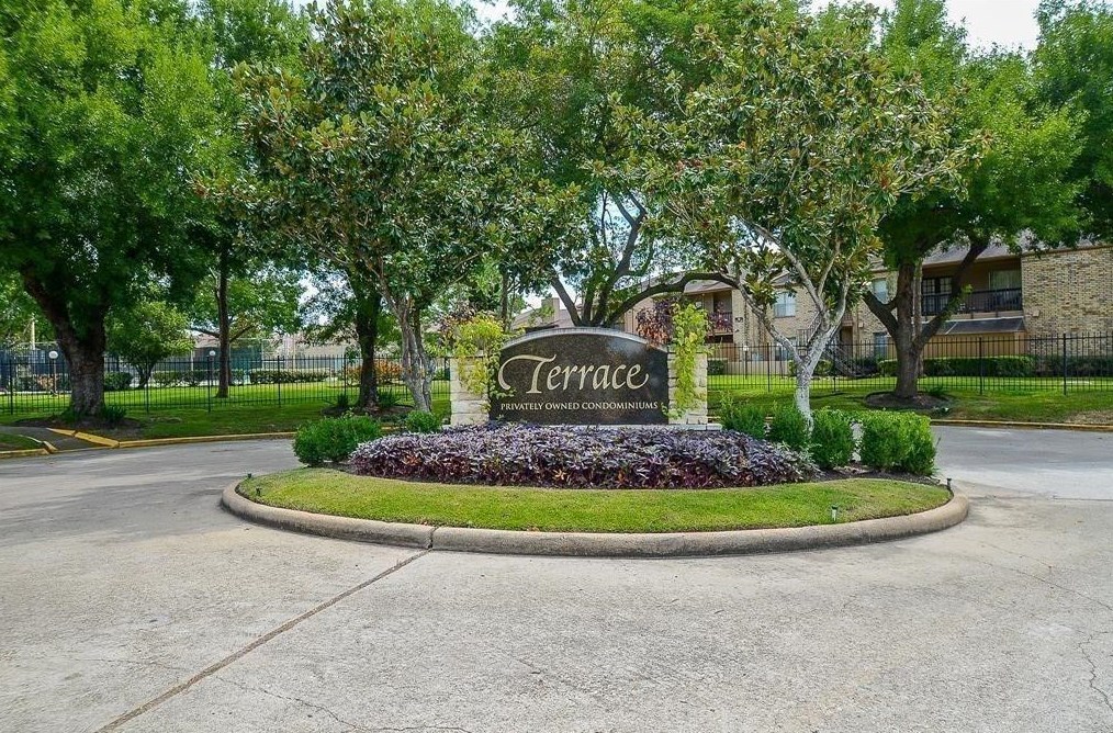 10555 Turtlewood Ct, Houston TX  77072-2700 exterior