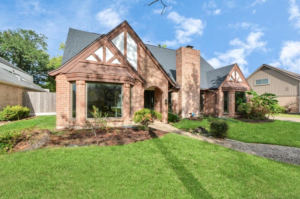 1802 Warwickshire Dr, Houston, TX 77077-4127