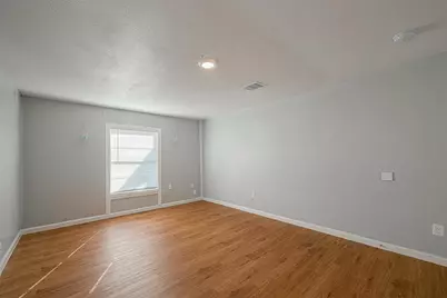 5619 Willow Glen Drive, Houston, TX 77033 - Photo 10