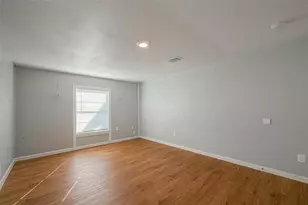 5619 Willow Glen Dr, Houston, TX 77033 - Photo 10