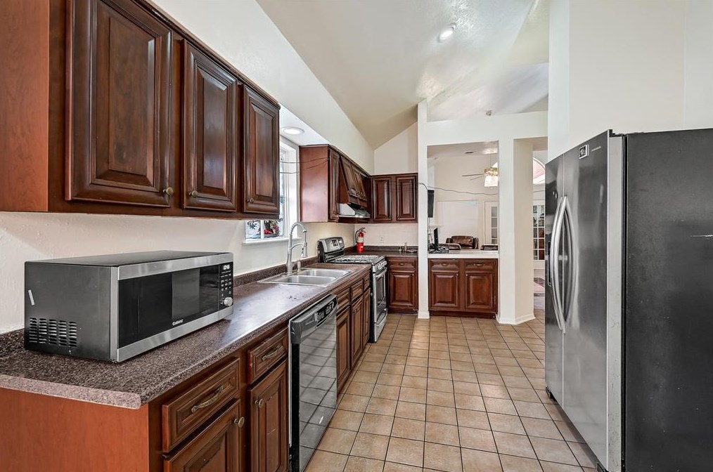 9302 Stonecreek Ln, Houston TX  77036-8613 exterior