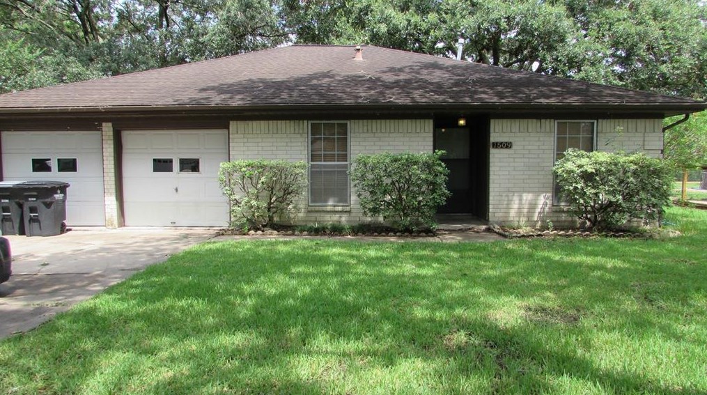1509 Martin Dr, Alvin, TX 77511
