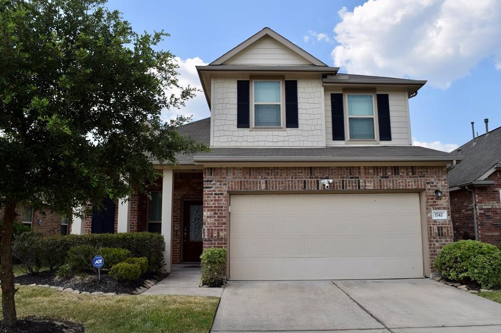 1742 York Creek Dr, Houston, TX 77014