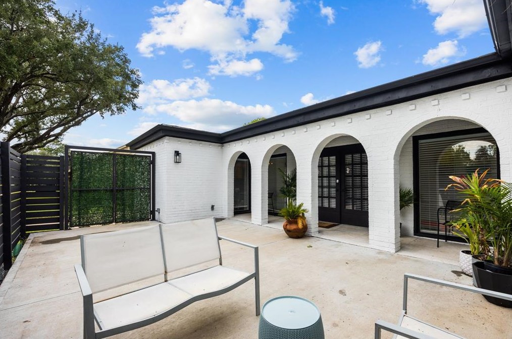 7902 Richmond Ave, Houston TX  77063-6156 exterior