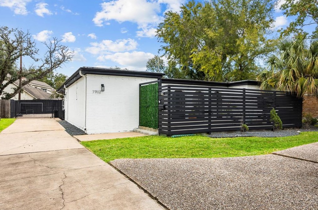 7902 Richmond Ave, Houston, TX 77063
