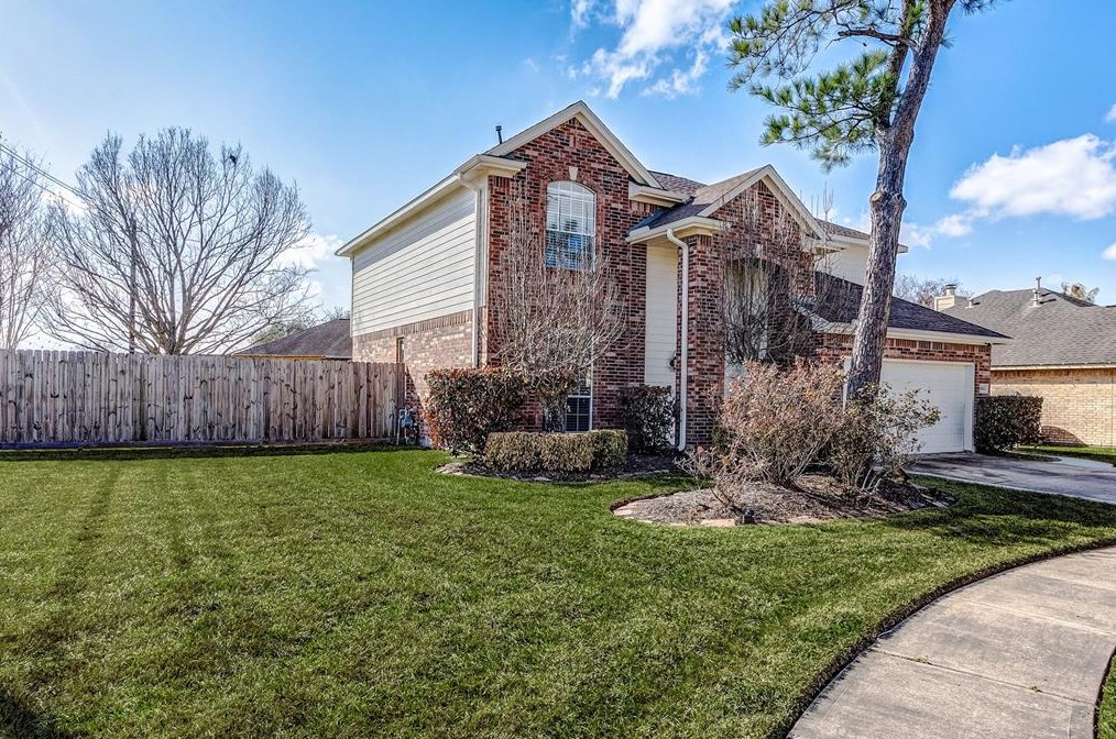 1802 Oak Lodge Dr, Pearland, TX 77581