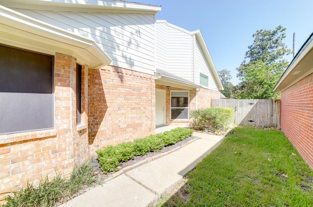 13518 Lynnville Dr, Houston TX  77065-3158 exterior
