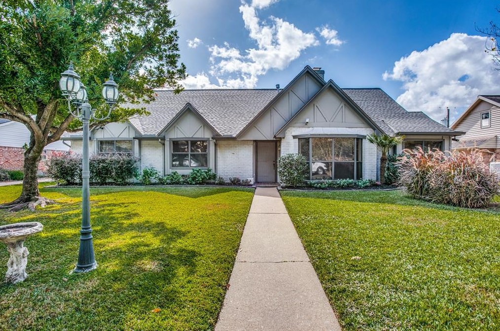 9819 Emnora Ln, Houston, TX 77080-5232