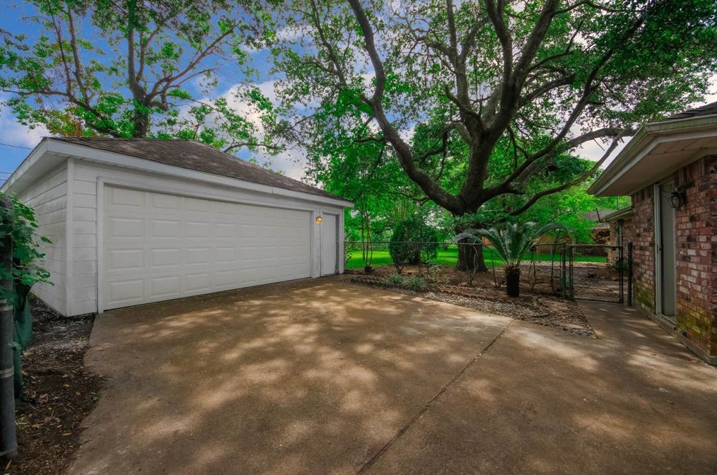 2114 Wycliffe Dr, Houston TX  77043-2212 exterior