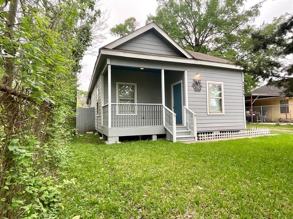 7215 Gonzales St, Houston, TX 77020