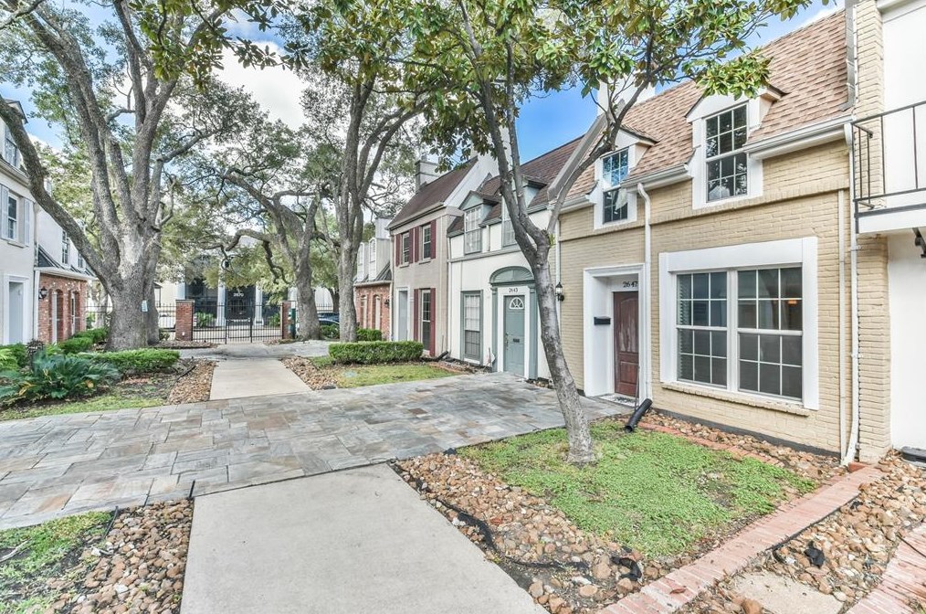 2647 Marilee Ln, Houston TX  77057-4205 exterior